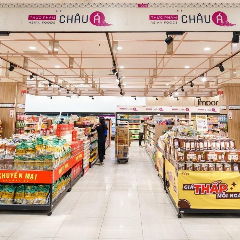 Một quầy hàng rau củ quả tươi ngon đầy màu sắc tại chợ dân sinh, thể hiện sự đa dạng và tươi mới của nông sản Việt Nam. Người mua đang lựa chọn kỹ lưỡng từng loại rau, củ, quả.